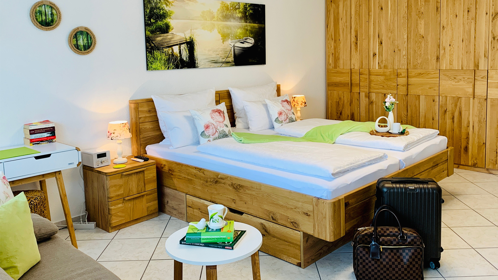 Wohnbereich mit Sofa und Stauraum im Apartment „Zeit des Reisens“ in Konstanz am Bodensee